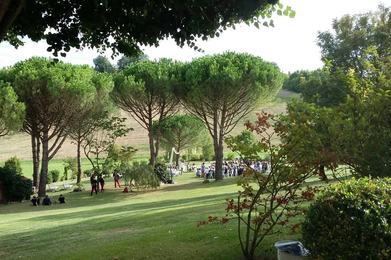 Cérémonie sous les pins parasols